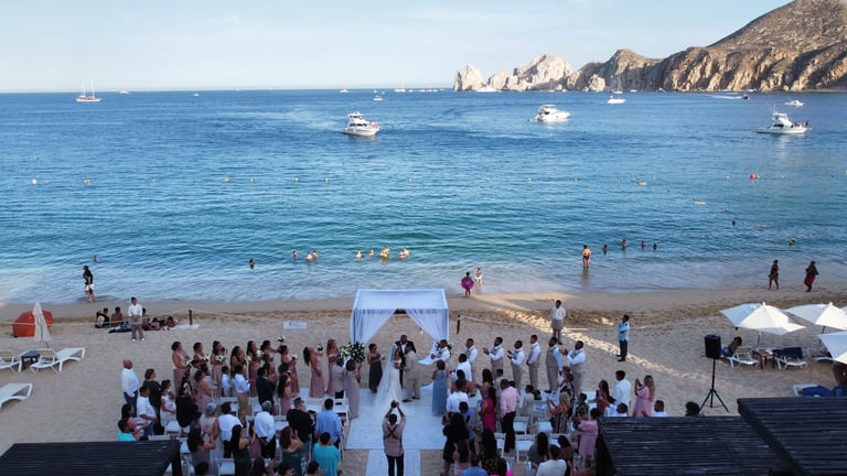 Celebración de boda en la playa con cielo soleado
